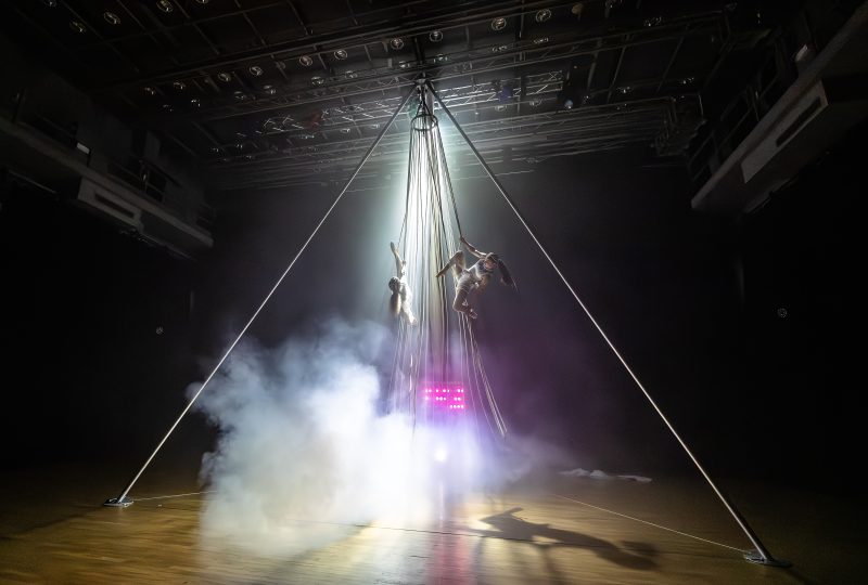 Ilusias - show Ve vlnách, závěsná akrobacie aerial multicorde