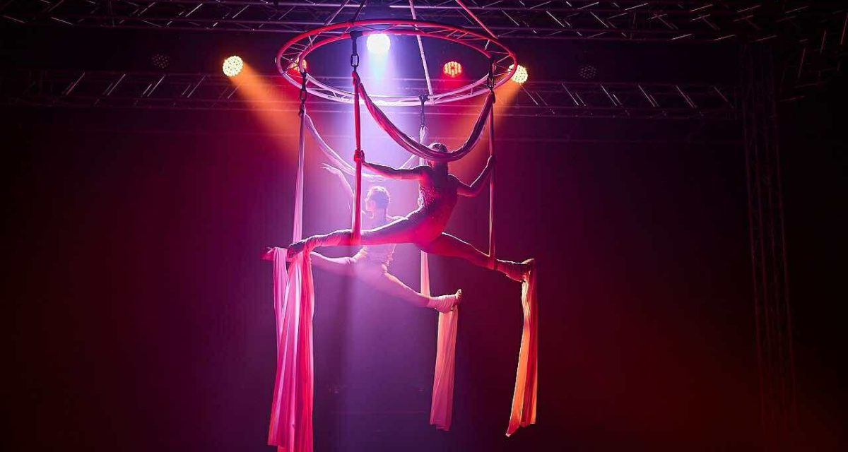 Ve vlnách - akrobaticko-světelná show Ilusias