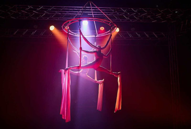 Ve vlnách - akrobaticko-světelná show Ilusias