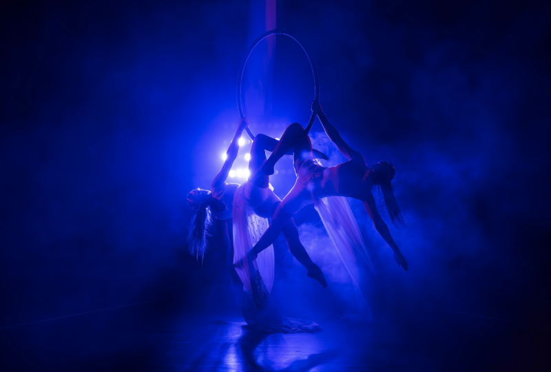 Ilusias - show Ve vlnách, vzdušná akrobacie na kruhu Foto: Vladimír Malošík